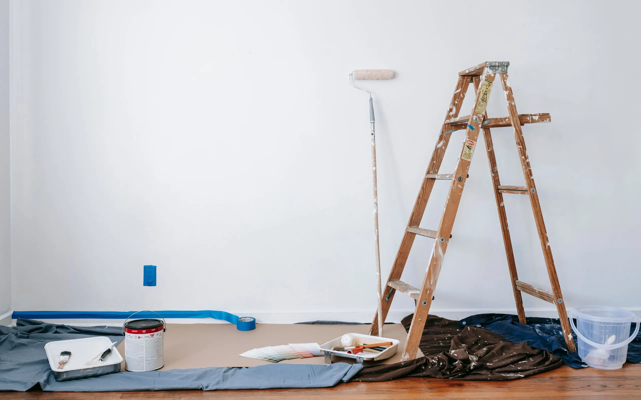 Pièce en cours de rénovation, murs préparés et outillage posé au sol